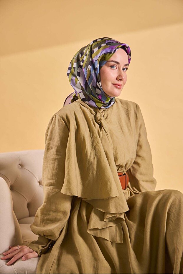 وشاح حريري من التويل باللون الأخضر