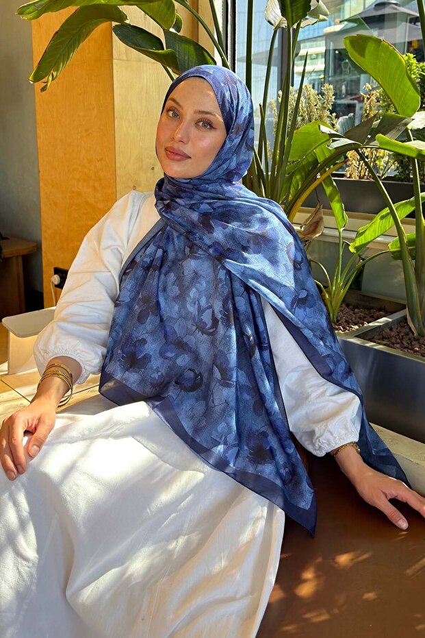 شال لارا ناعم بنقشة الزهور باللون الأزرق الليلي