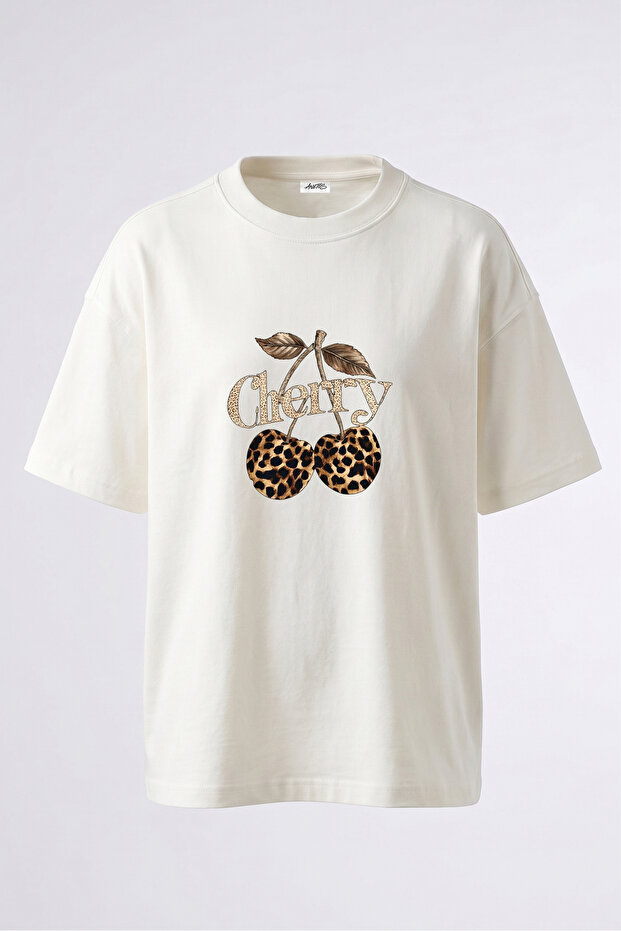 تي شيرت أبيض كبير الحجم من القطن بتصميم Cherry Leopard مطبوع من الخلف