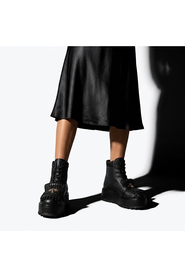 High-soled boots with a bee - 4