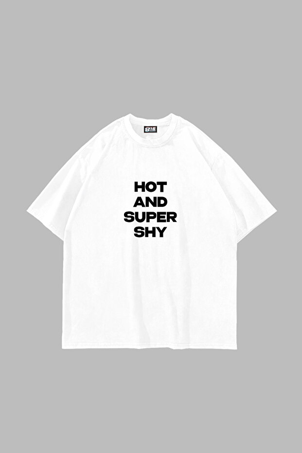 تي شيرت أبيض كبير الحجم مطبوع عليه Hot and Super Shy