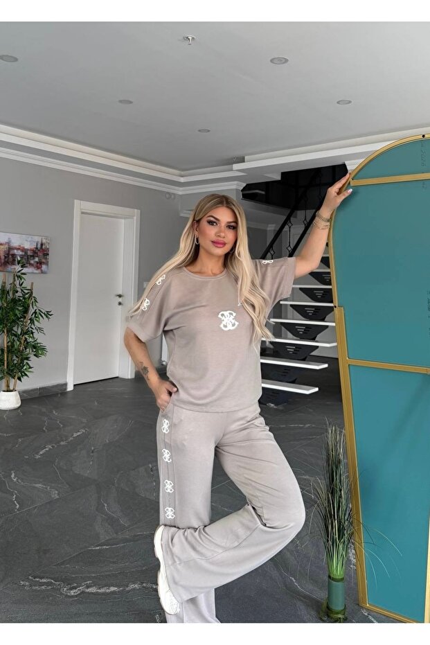 مجموعة علوية وسفلية منقوشة