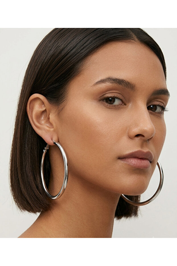 أقراط دائرية كبيرة أيقونية