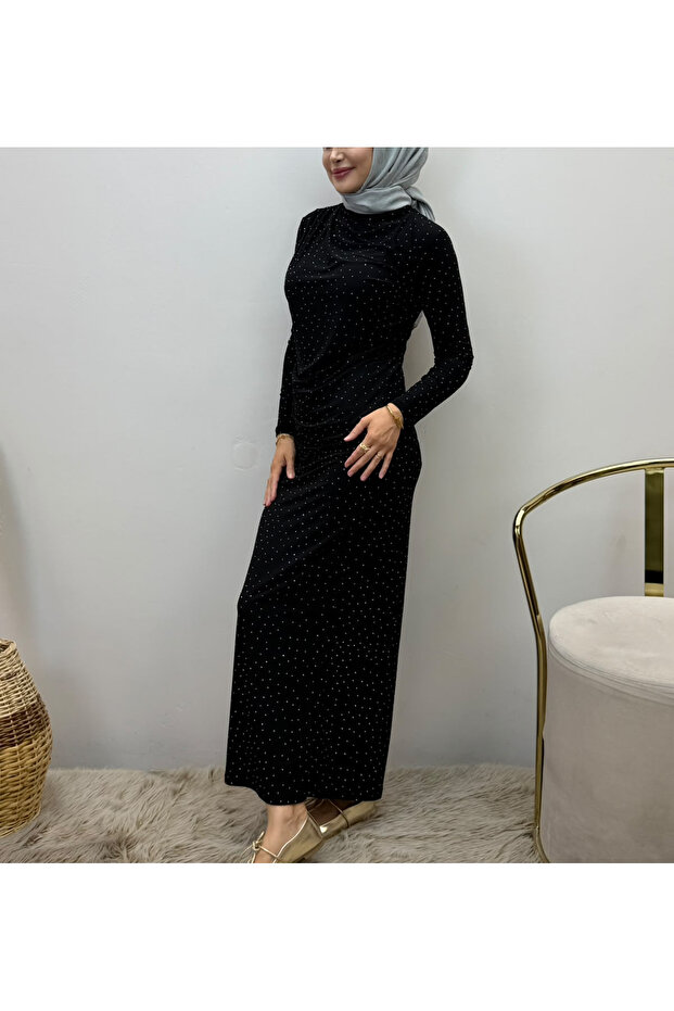 فستان مزين بالأحجار الكريمة