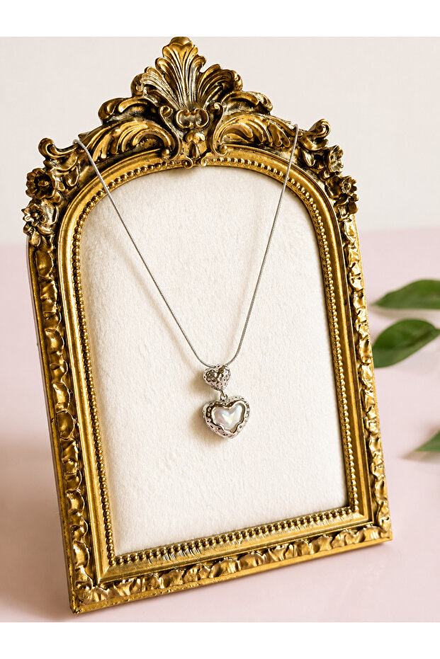 Heart-Shaped Steel Necklace with Pearls in the Middle That Won'T Tarnish