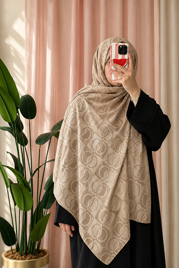 شال قطني منقوش بتصميم مونوغرام - بيج