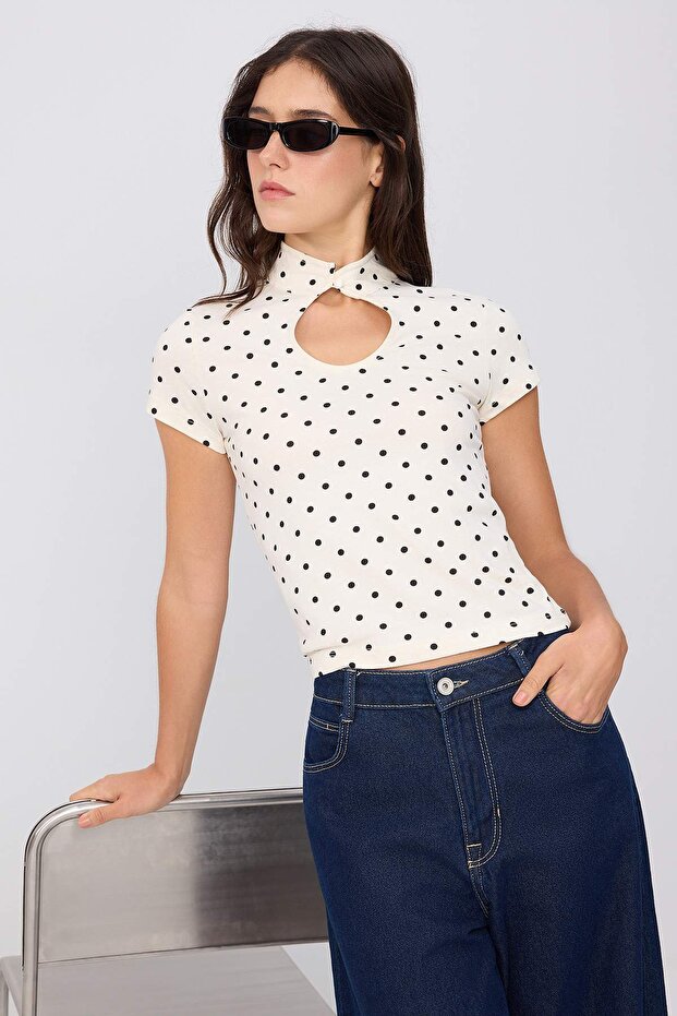 Ekru Puantiyeli Regular/Normal Kalıp Pencere Detaylı Tok Pamuklu Örme Bluz TWOSS26BZ00381