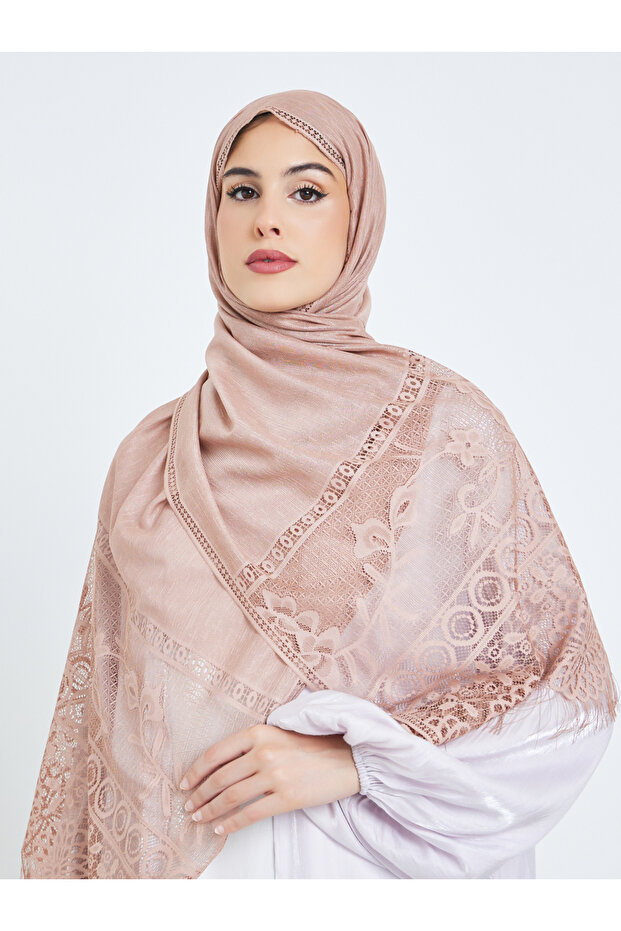 حجاب بيج مزين بالدانتيل