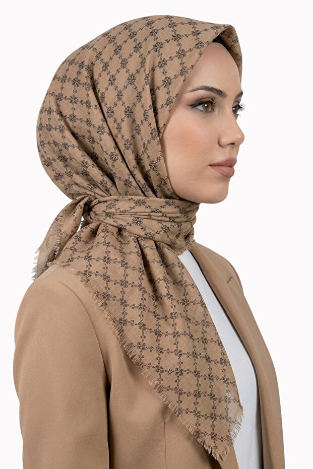 وشاح نسائي منقوش بنمط المنك