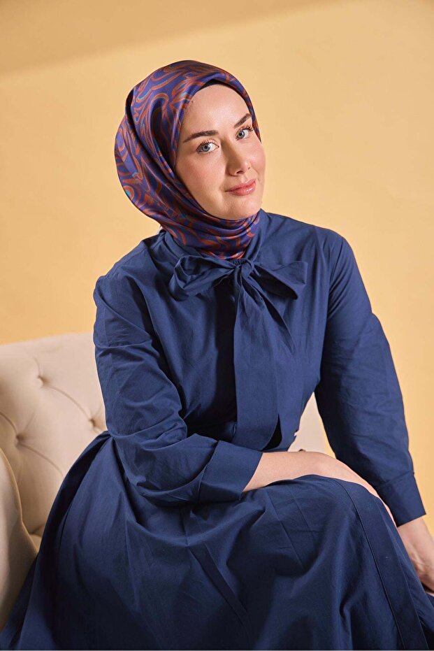 وشاح حرير تويلي باللون الأزرق الداكن