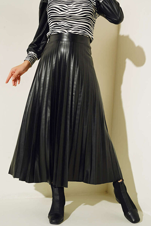 Women's Pleated Leather Look Skirt