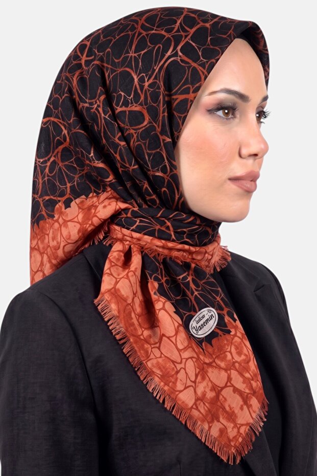 وشاح قطني مزخرف باللونين الأسود والبرتقالي للنساء