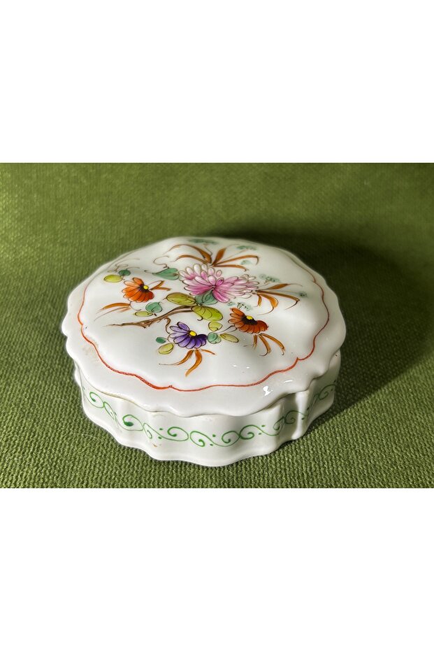 European Hand-Painted Porcelain Candy Dish 6.5 cm in Diameter