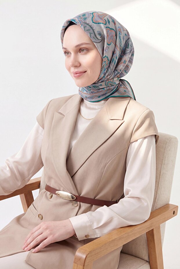 وشاح ناعم بتصميم شال فضي