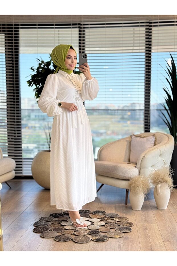 1412 فستان شيفون بنمط متعرج مزين بالأحجار إكرو