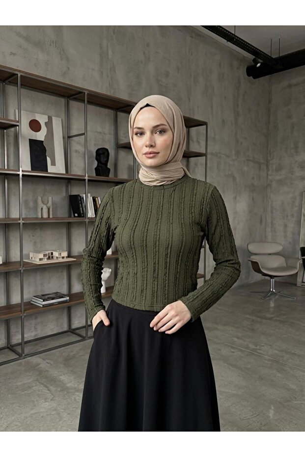 بلوزة ذات ياقة دائرية مزينة بكشكشة - كاكي