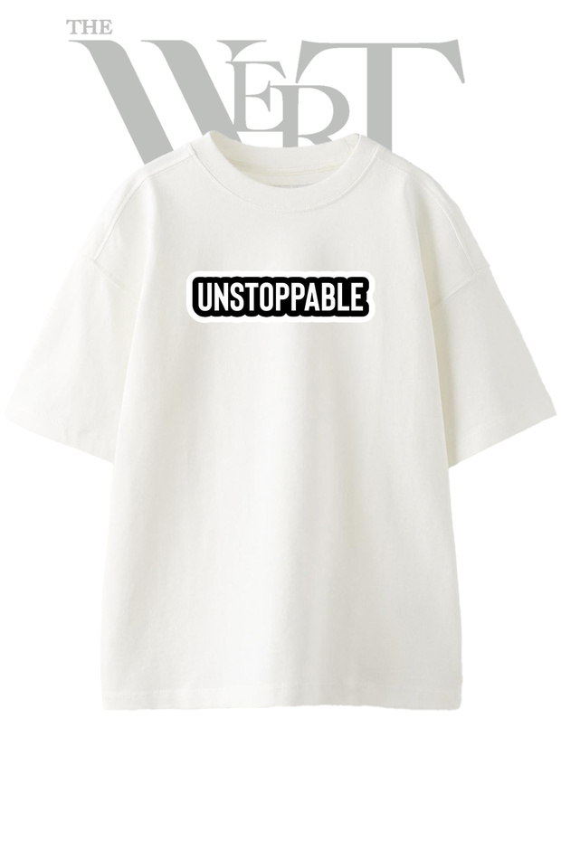 تي شيرت أبيض كبير الحجم مطبوع بتصميم UNSTOPPABLE للجنسين