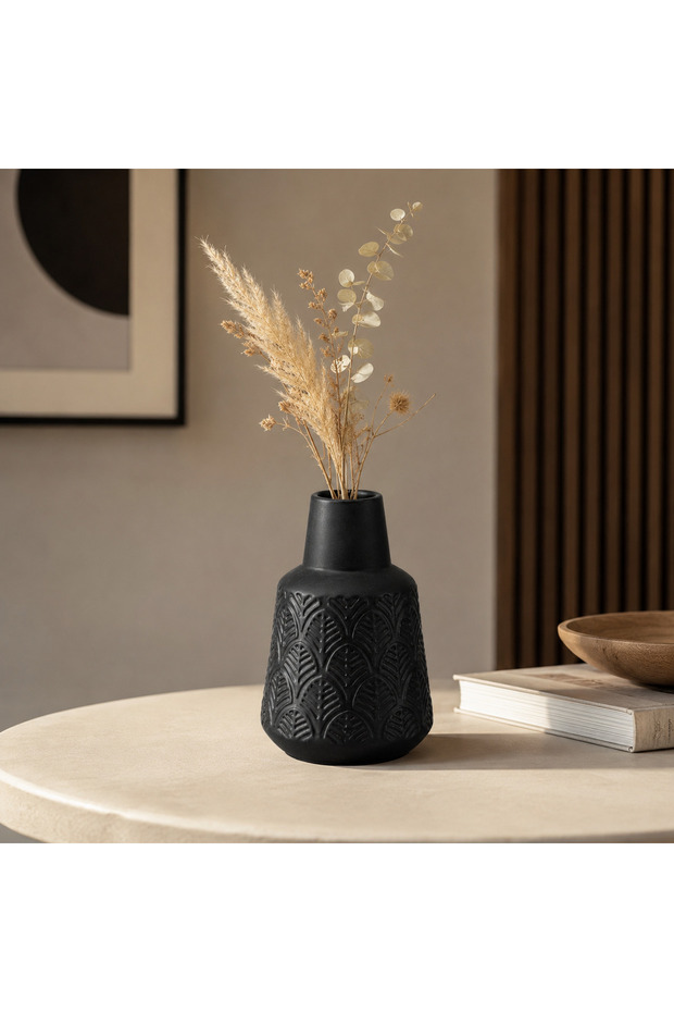 مزهرية ديكور سيراميك مودرن بتصميم محفور أنيق – Modern Decorative Ceramic Vase – مناسبة للزهور المجففة والديكور المنزلي والمكاتب – المقاسات: الارتفاع 12 سم × القطر 8 سم