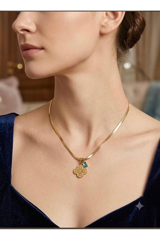 Necklace Clover Model