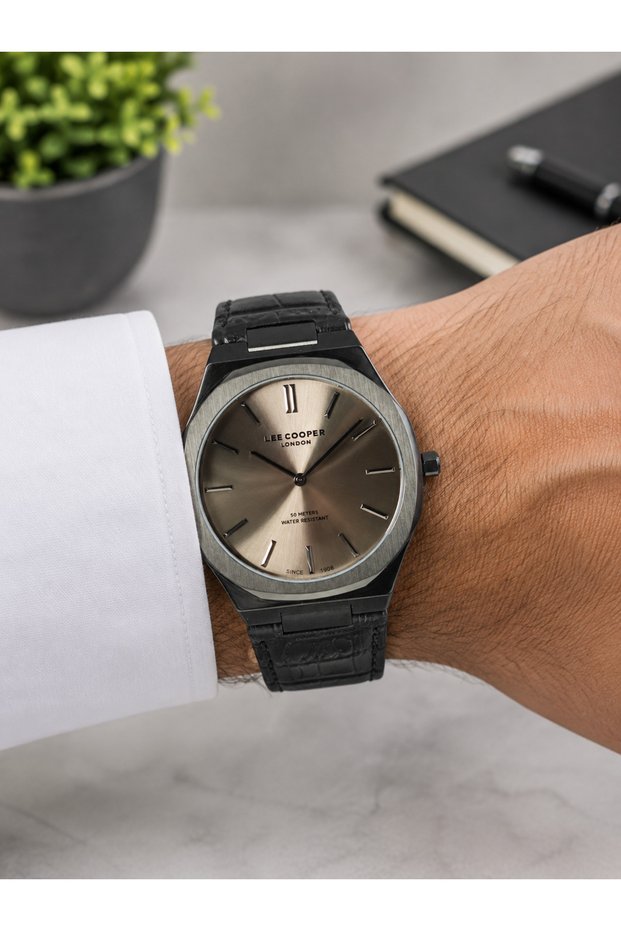 Men's Wristwatch Stylish Leather Band Stainless Steel Case 50 Meters Water Resistant
