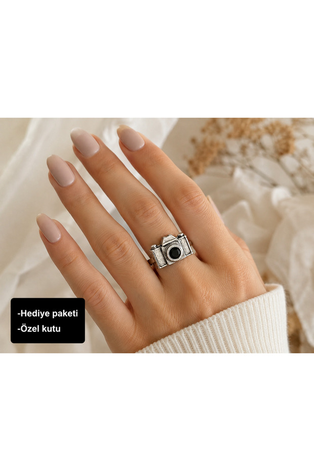 Black Detailed Metal Ring with Camera Figure – Photographer Accessory