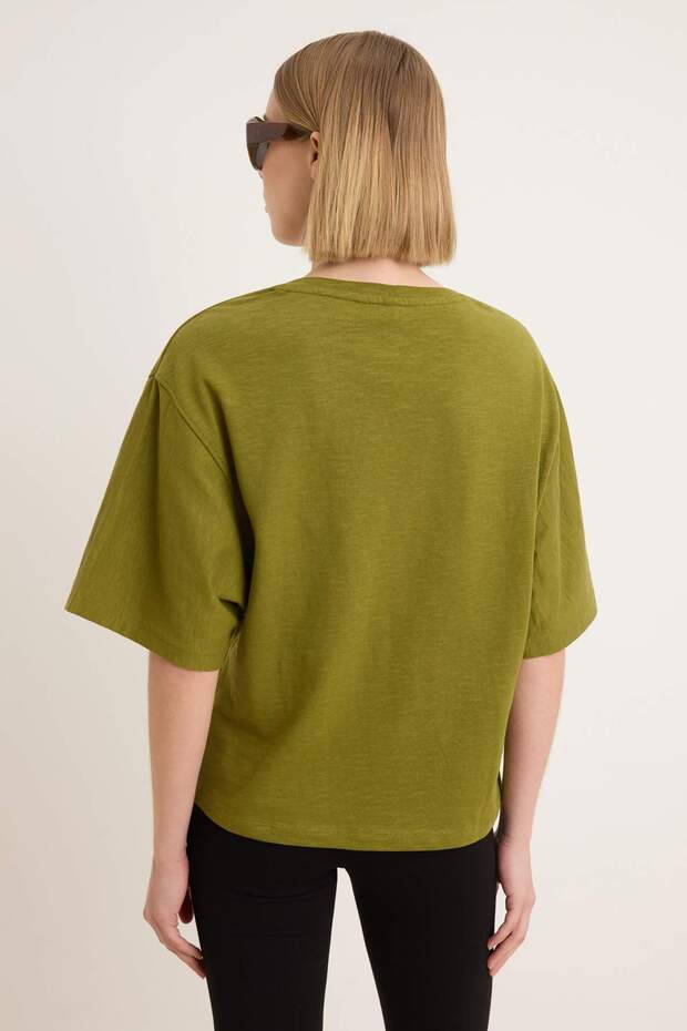 Yeşil Oversize V Yaka Düşük Kol Triko Görünümlü Örme T-shirt TWOSS26TS00279 - 4