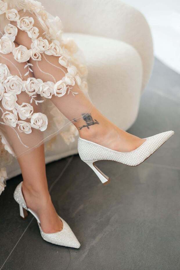 Cedy Stoned Closed-Toe Heeled Bridal Shoes