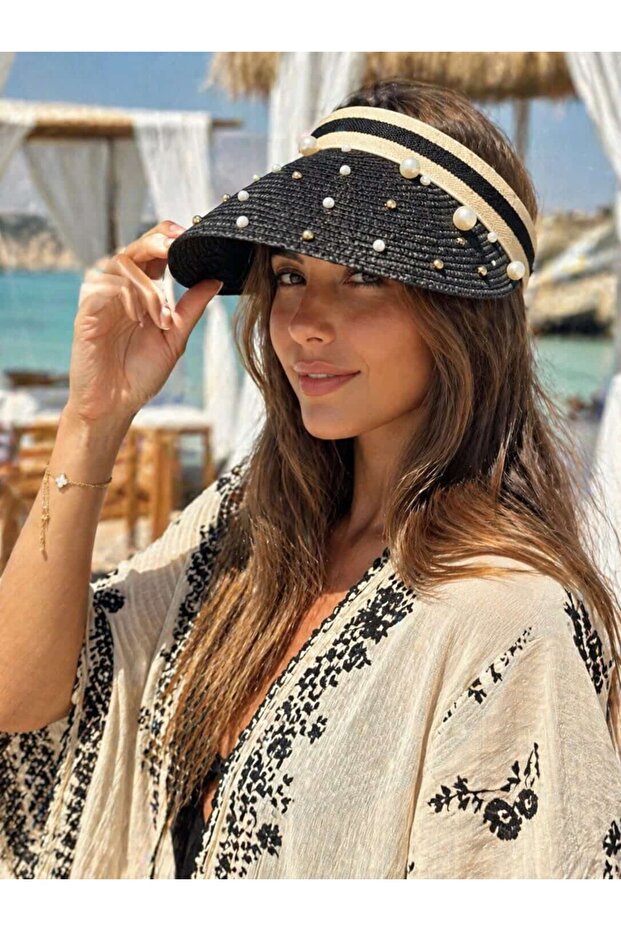 قبعة نسائية من القش مطرزة باللؤلؤ الأسود من Tenisci