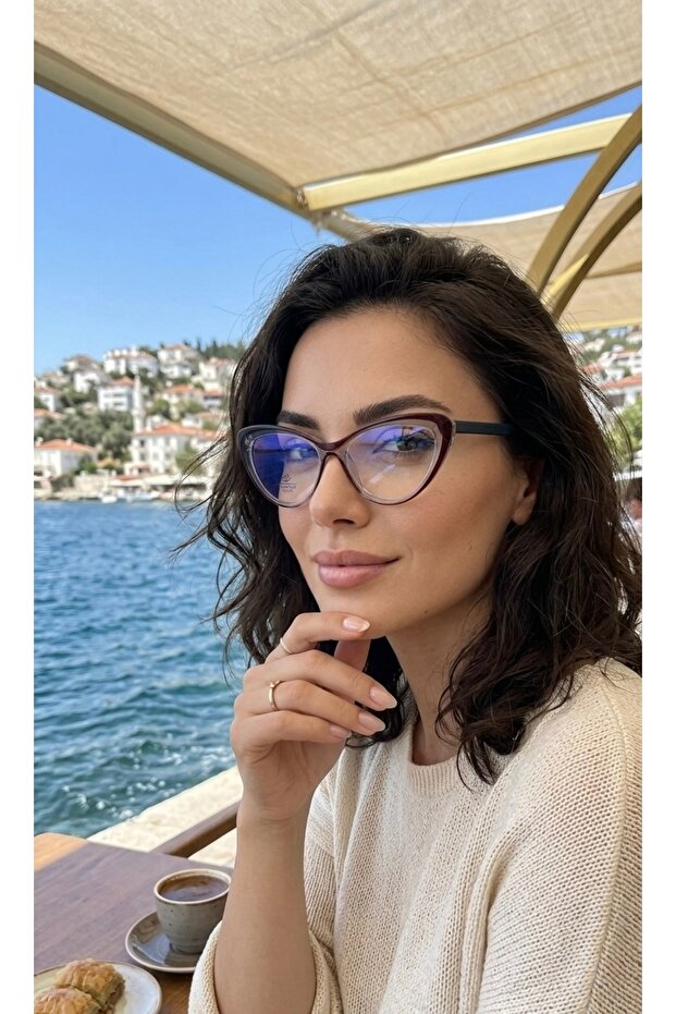 نظارات أفينا كات آي الواقية من الضوء الأزرق بإطار شفاف باللون الأحمر الداكن موديل بلو لايت
