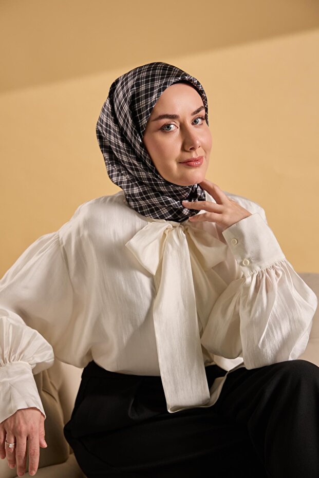 وشاح حرير تويل منقوش باللون الأسود