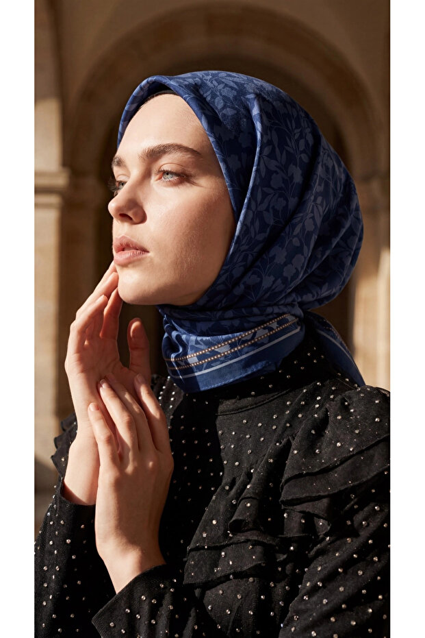 وشاح كريستال بنمط اللبلاب باللون الأزرق الداكن