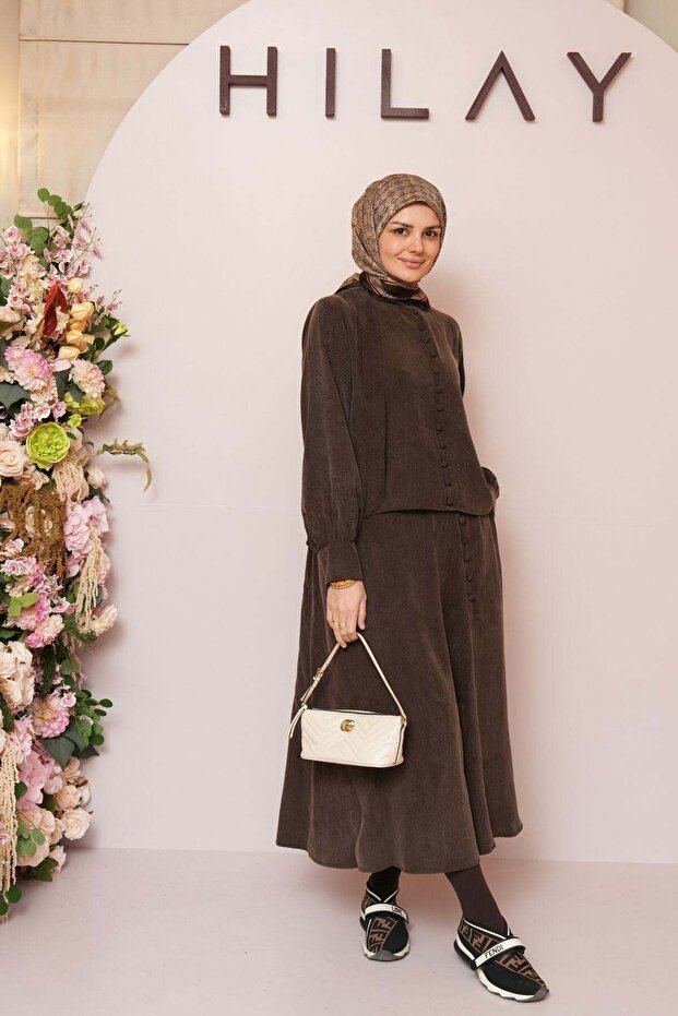 طقم جاميلة بريتلي ذو الأزرار مع تنورة بني