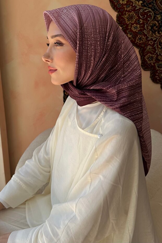وشاح ناعم منقوش باللون البرتقالي