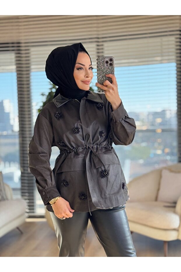 32446 سترة بخصر مطاطي ورسومات زهور على الجهة الأمامية باللون البني