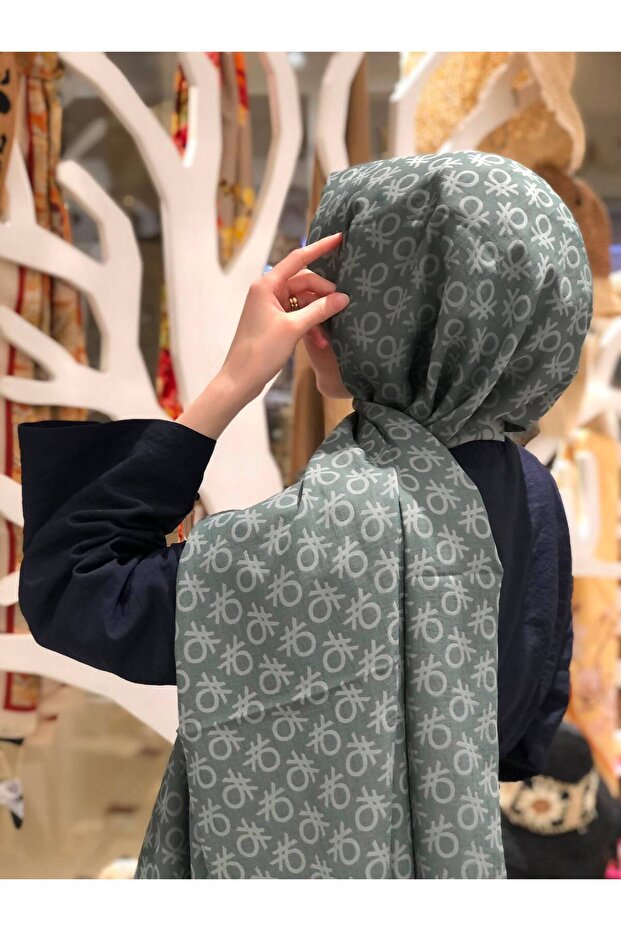 Benetton Elegant Shawl 1023