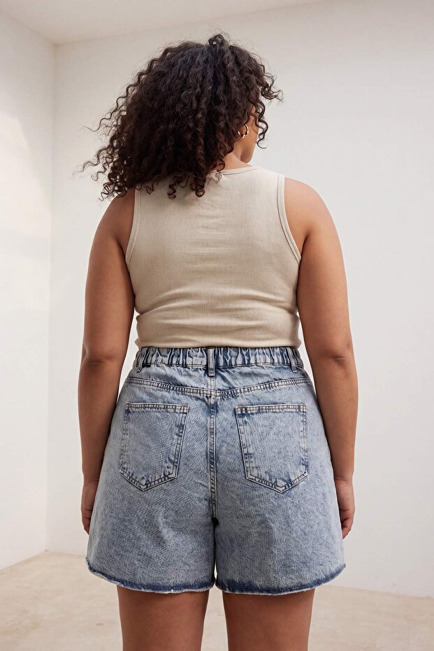 Açık Mavi Yırtıklı Lastikli Yüksek Bel Mini %100 Pamuk Non-Stretch Denim Şort TBBSS26AP00014 - 3