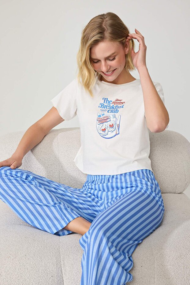Beyaz-Mavi Pamuklu Baskılı ve Çizgili Örme Pijama Takımı THMAW27PT00055