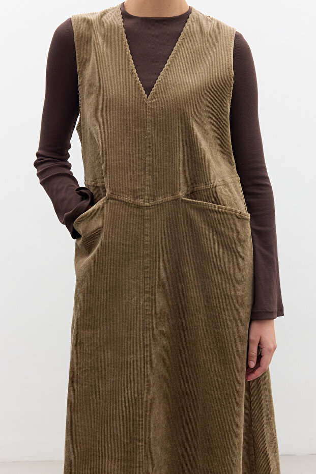 Gesticktes Samtkleid in Kamelbraun - 3