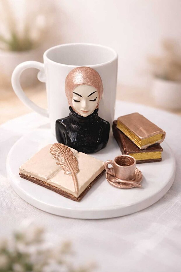 نموذج كوب قهوة مع كتاب بتصميم إسلامي