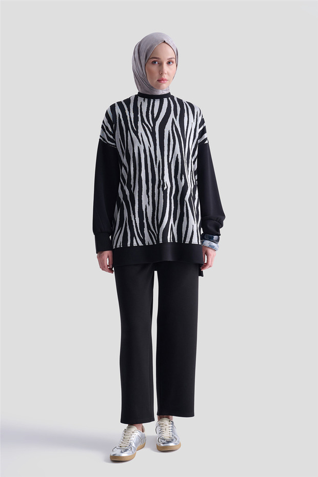 طقم محبوك بنقشة الحمار الوحشي 25KD2801 أسود