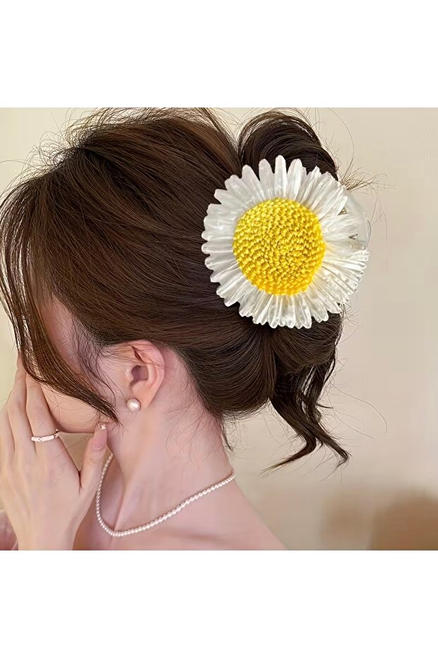 مشبك صيفي من القش بتصميم زهرة باللون الأصفر الكريمي