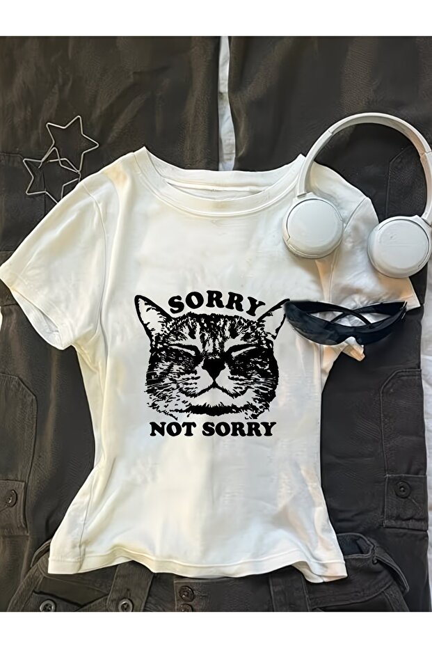 بلوزة قصيرة مطبوعة بطبعة Kemer Boy Sorry Not Sorry