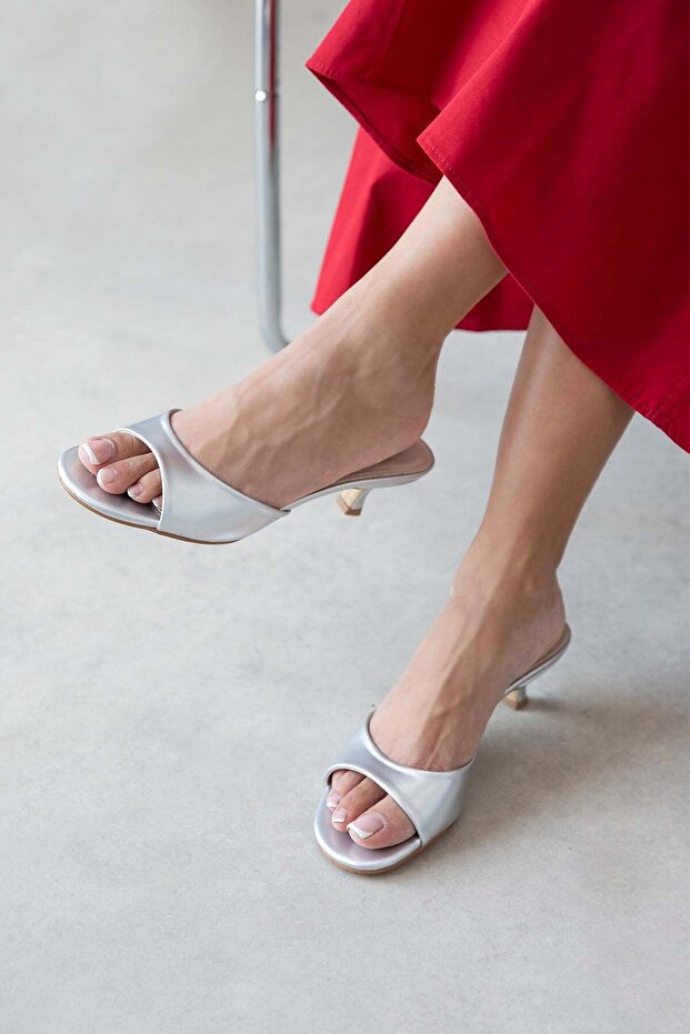 Denis Women's Heeled Wrinkled Leather Sandals Silver