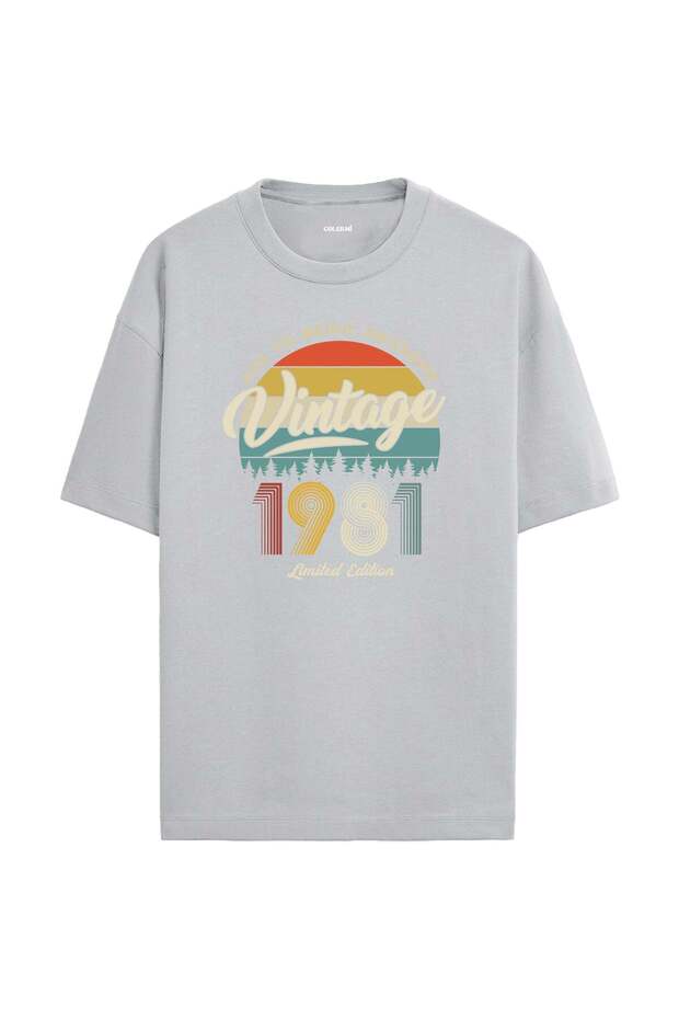 1981 Nostalgia Oversized T-Shirt - Retro Design Sunset & Pine Tree Silhouette