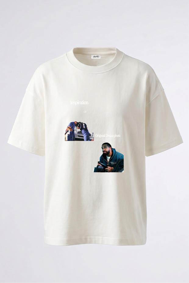 تي شيرت دريك جو كاميل ديزاين مطبوع من الخلف مصنوع من القطن باللون الأبيض مقاس كبير