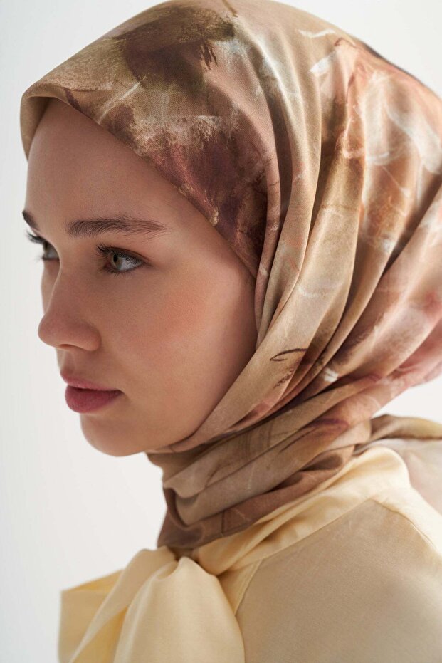 بلوميا وشاح ناعم باللون الأصفر
