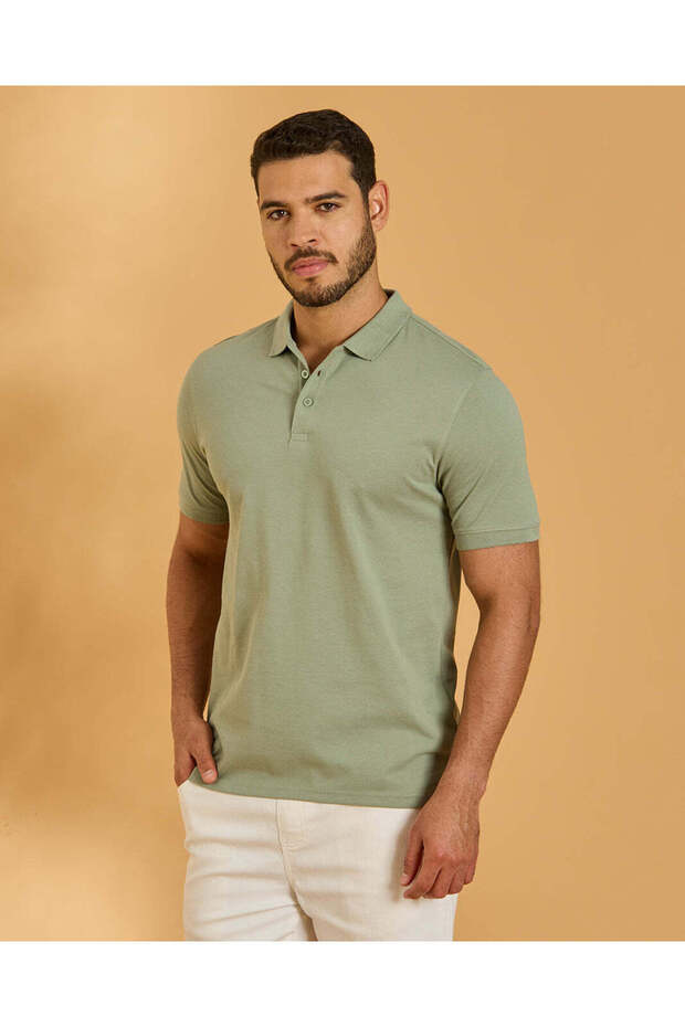 قميص بولو رجالي أساسي باللون الأخضر