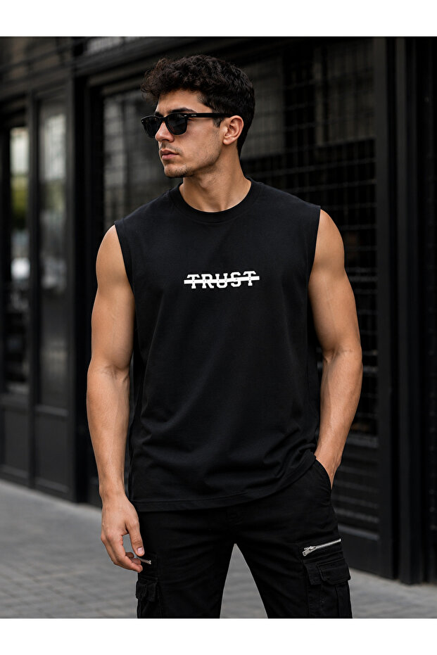 تي شيرت قطني ممشط بقصة مريحة للجنسين مطبوع عليه Zero Sleeves Trust