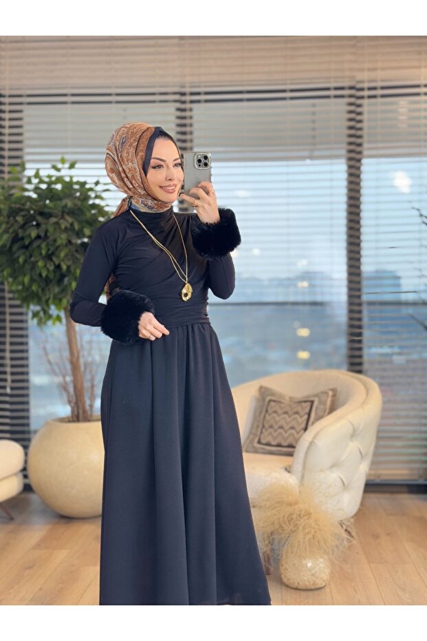 3922 بلوزة بأكمام من الفرو باللون الأسود