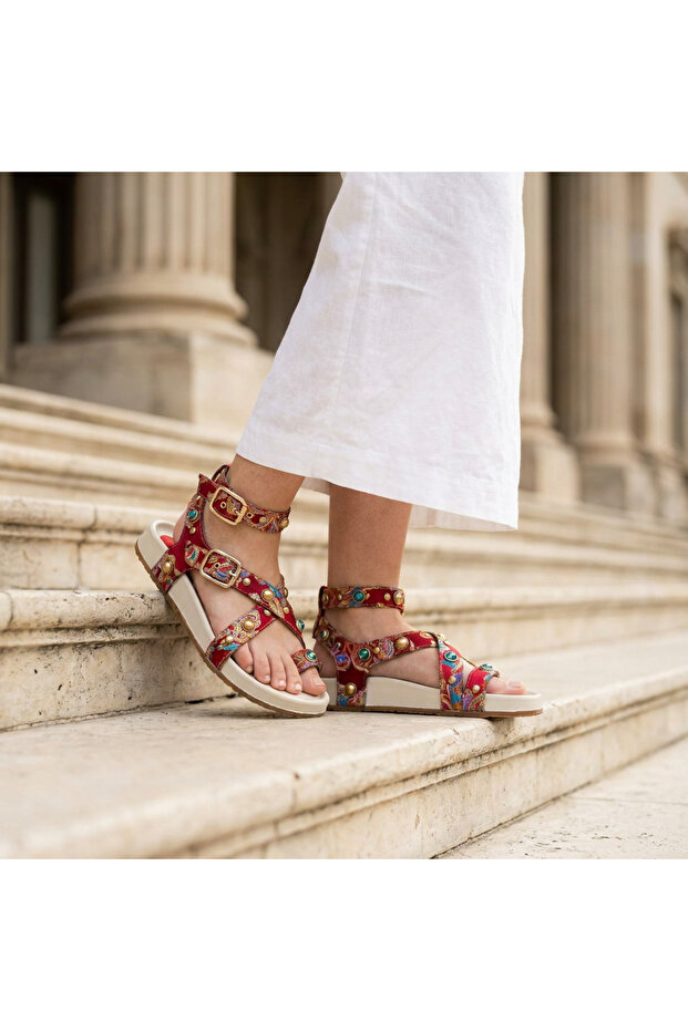 صندل بتفاصيل حجرية بنمط عرقي من فالي